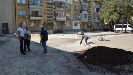 Работа и пак работа - Кметът се труди и в почивния ден - прави нови паркинги из Варна (СНИМКИ)