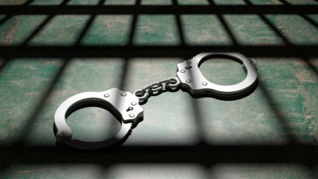 Задържаха двама за стрелбата на детската площадка
