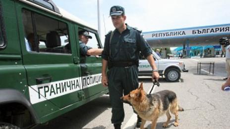 След гонка: Задържаха криминално проявен каналджия и мигранти в Трънско