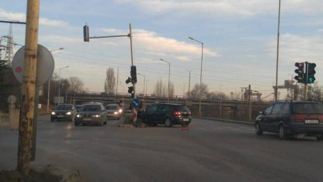 Голф се заби в светофар във Варна
