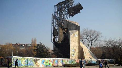 Няма срок за премахването на паметника "1300 години България"