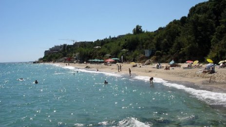 Хванаха двама, крали чадъри и кърпи от плаж край Варна