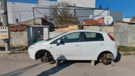 Наглост! Крадци разколачиха кола под носа на следователите във Варна