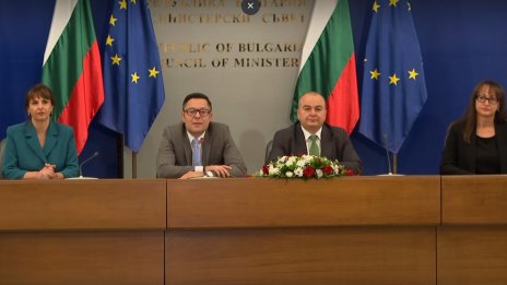 Мерките на Радев за горивата: Дават по 50 евро на най-бедните