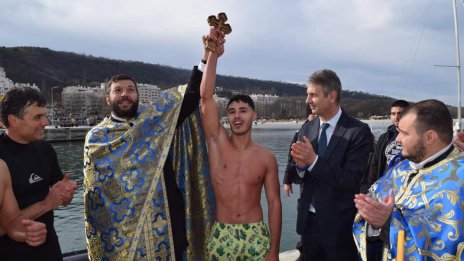 18-годишен младеж спаси кръста в "Аспарухово" (СНИМКИ)