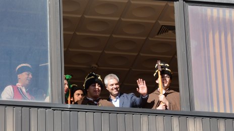 Кметът отвори прозорците на кабинета си, за да поздравят коледарите варненци (СНИМКИ)