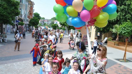 С маскарад, шествие и много изненади децата отпразнуваха 1 юни