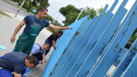 Матроси освежиха оградата на Морското училище