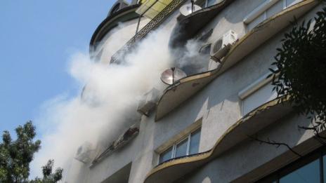 Блок около Шишковата градинка горя нощес, жена е в болница
