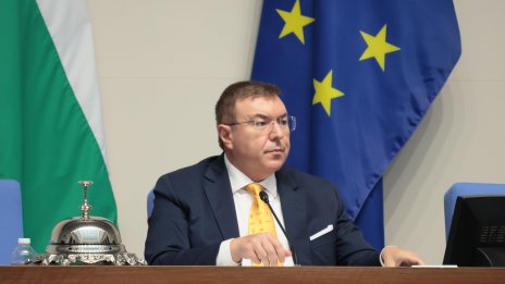 Костадин Ангелов: Асен Василев се е возил на задната седалка със собственици на "Лукойл“