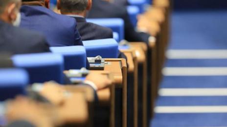Депутатите без безплатните си паркоместа до парламента. Орязоха ги, горкичките!