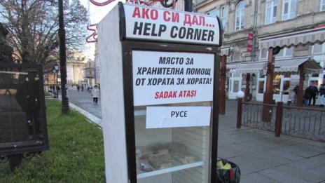 Кметът на Смолян напълни с продукти хладилника за бедни