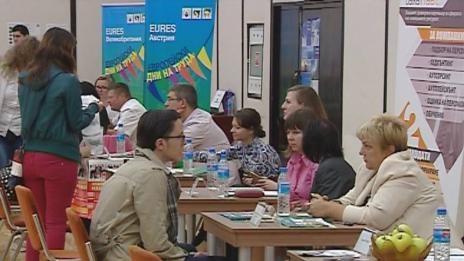 Експерт: Работодателите все по-често наемат младежи без стаж по професията