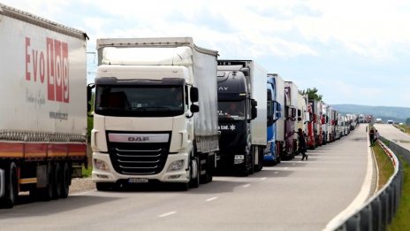 На припека, на Лесово – 24 км от тирове чакат, за да влязат у нас