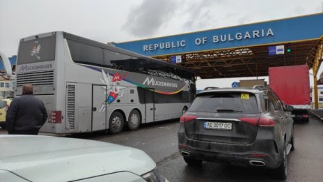 Румънски тираджия изтрещя, понесе с тира си патрулка, бесен от трафика