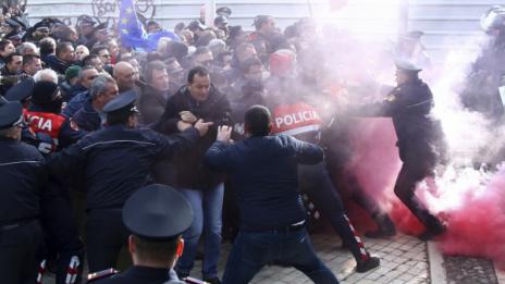 Протестиращи от албанската опозиция влязоха в сблъсъци с полицията