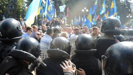 Ранените пред укринската Върховна Рада вече са над 100