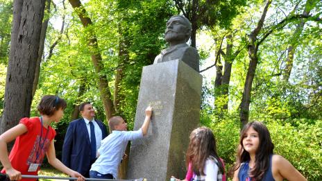 Младежи дискутираха с евродепутата Емил Радев и освежиха паметници на възрожденци във Варна (СНИМКИ)
