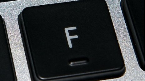 За какво служат релефните белези на клавишите F и J?  