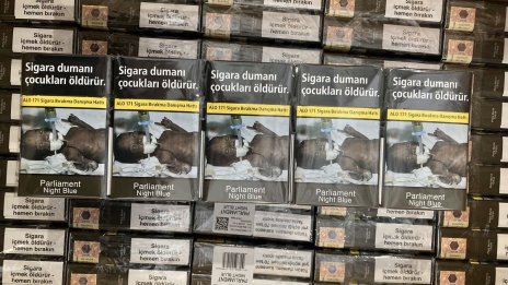 Митничари откриха 300 000 къса контрабандни цигари в колети с дрехи