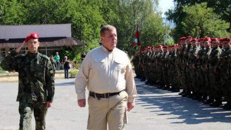 Каракачанов наблюдава стрелбите в Шабла
