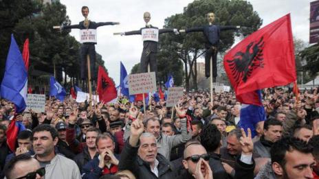 Многохиляден митинг се провежда от опозицията в Албания