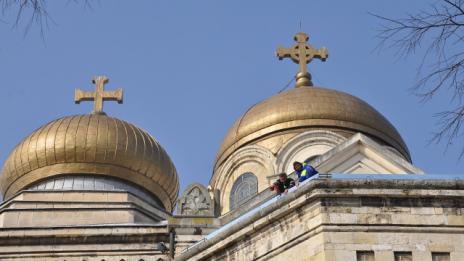 Ремонтират покрива на Катедралата във Варна