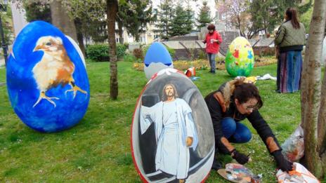 Художници рисуват огромни яйца за Великден