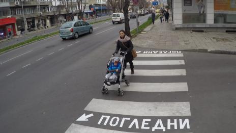 Надписи на пешеходни пътеки подканват варненци да се огледат (Снимки)