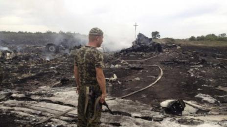 Пътнически самолет с 295 души се разби в Украйна, предполагат удар с ракета