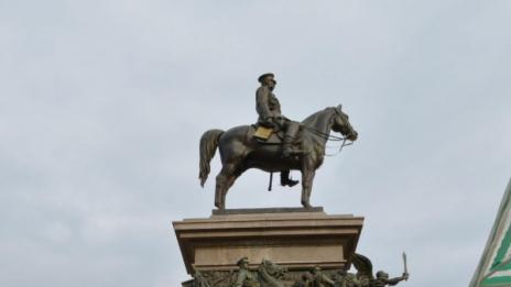 Пожарогасител отцепи Паметника на Цар Освободител