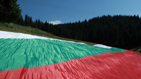 Разпънаха най-големия трибагреник на Рожен