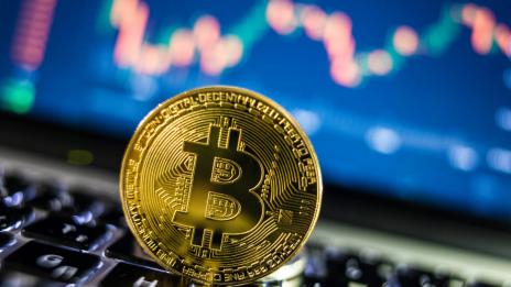 Цената на биткойна падна под 9600 долара
