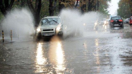 Обрат във времето: Дъждовни стихии ще вилнеят днес в 8 области