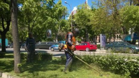 Косенето на зелените площи във Варна продължава