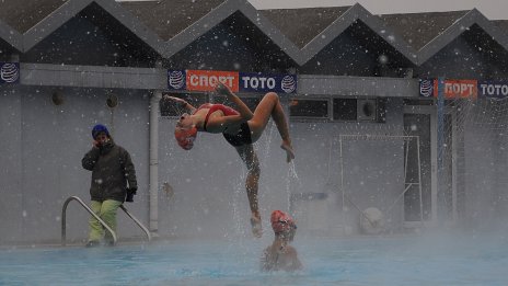 Синхронно плуване под валящия сняг във Варна (СНИМКИ)