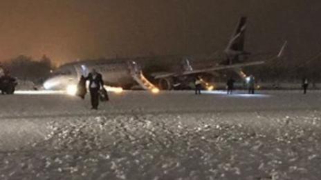 Самолет извърши аварийно кацане, трима пострадаха