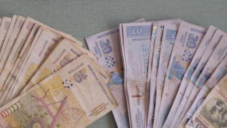 Съседка хвана хвърлени пари за ало апаши  