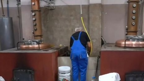 Народопсихолог: Посегнат ли на ракията и прасето на българина, работата става сериозна