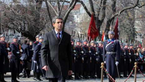 Президентът поднесе венец пред паметника на Незнайния воин