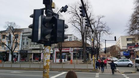 Неработещ светофар затруднява движението в централната част на Варна