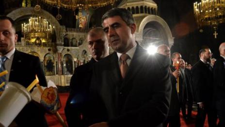 Плевнелиев раздаде Благодатния огън на богомолци
