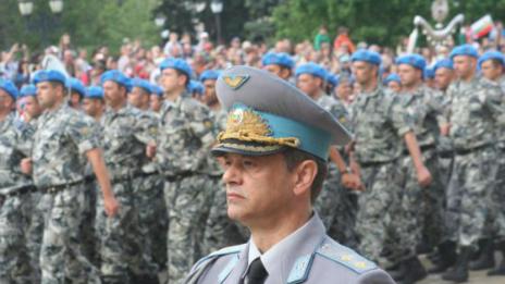 Още един генерал тръгва към политиката
