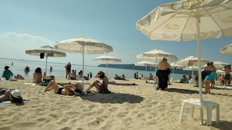 Цената за чадър на плажа в Бургас това лято ще бъде 1,20 лв