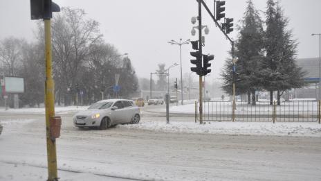Спазват ли правилата за движение варненци в снежния Йордановден