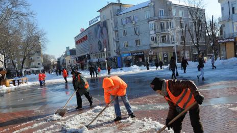 Почистването на Варна от снега продължава (СНИМКИ)