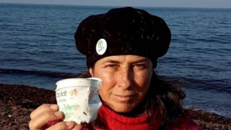 Морето изхвърли на брега кофичка от кисело мляко от 1976 г.