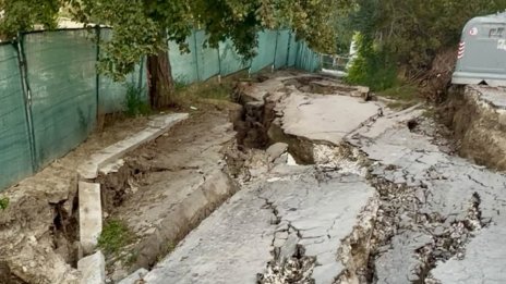 Път пропадна във Варна (СНИМКИ)