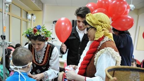Окичиха с мартеници малките пациенти в Детската онкохематология