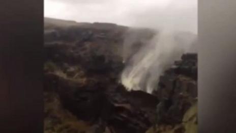 Чудо! Водата във водопад потече нагоре